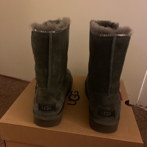 NIB UGG Classic Zip Boots - Picture 3 of 4